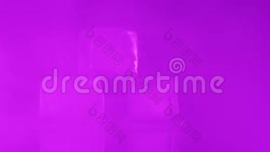 3个冰块，可搭配紫罗兰色或<strong>粉色</strong>背光和<strong>烟雾</strong>